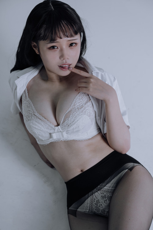 Read more about the article Cosplay 七月喵子 黑丝jk