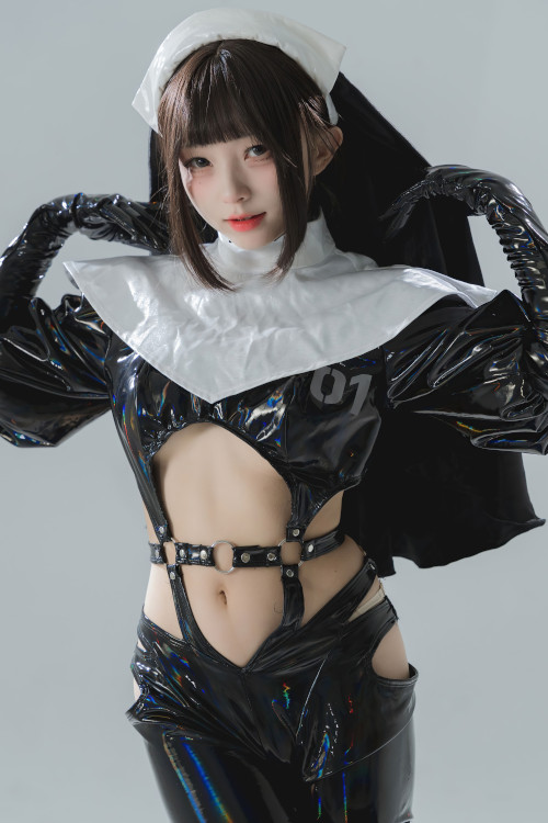 Read more about the article Cosplay 花铃 漆皮修女