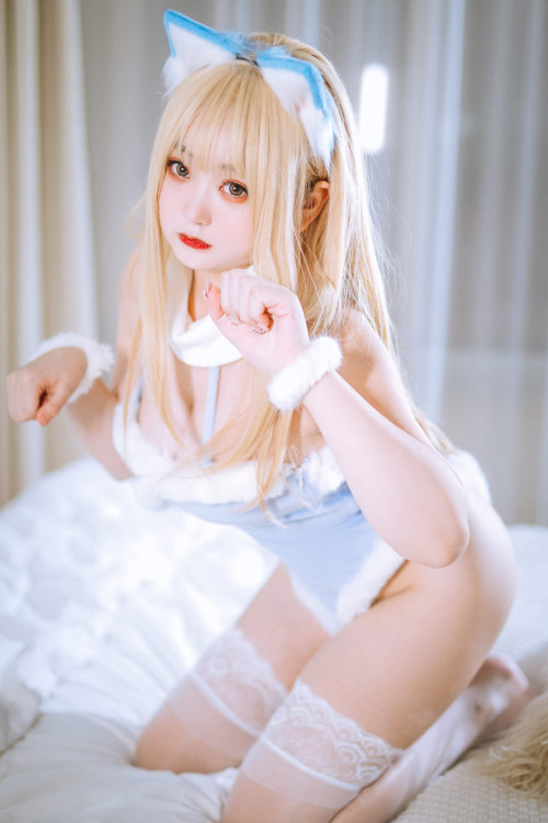 Read more about the article Cosplay 恩田直幸 蓝色连体猫猫
