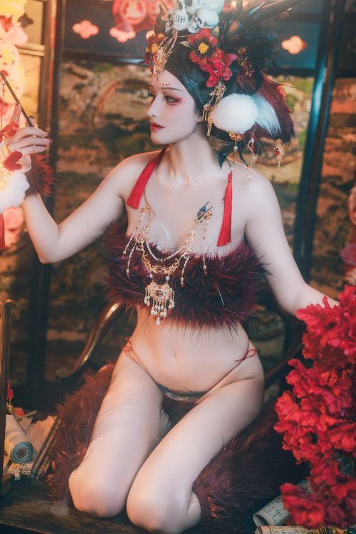 Read more about the article Cosplay 鹿八岁 闯进我家的凶凶年兽 Set.01