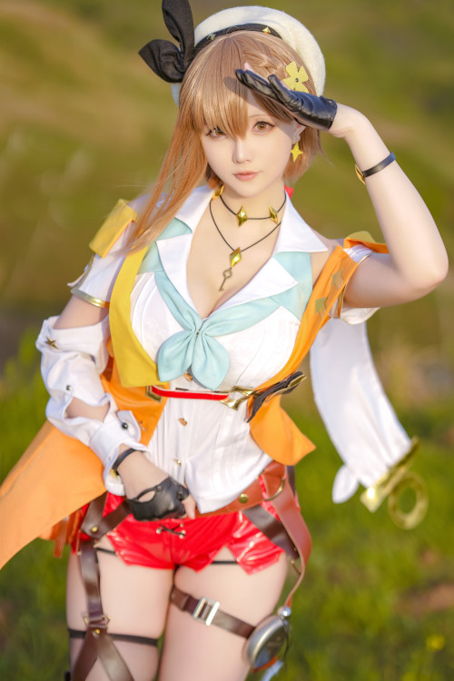 Read more about the article Cosplay 星之迟迟Hoshilily 莱莎的炼金工坊