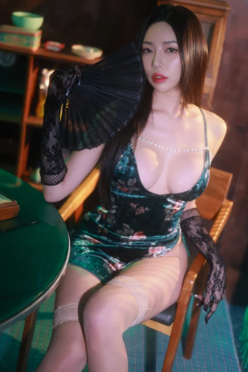 Read more about the article Dongeuran 동그란, PhotoBook 「Hong Kong」 Set.03