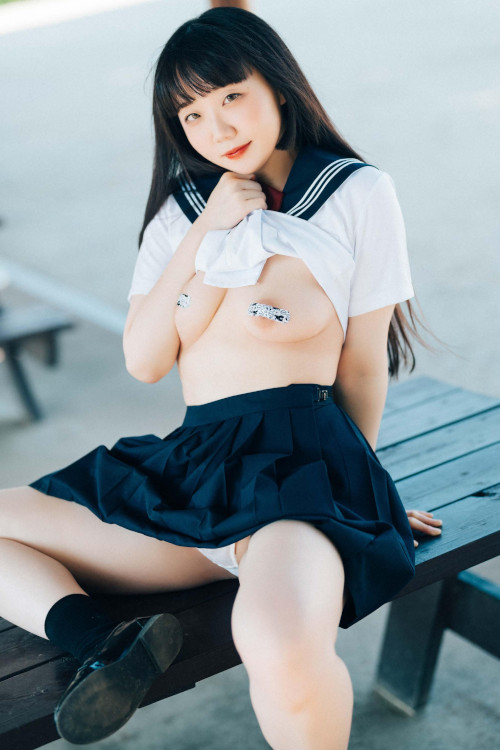 Read more about the article Doyeon 도연, Photobook ‘Late Summer’ Set.03