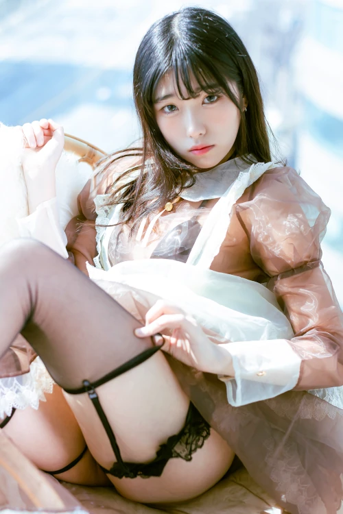 Read more about the article Sonson 손손, PhotoBook ‘Maid’s Gift’