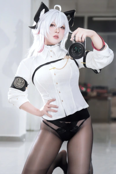 Read more about the article Cosplay 半半子Banbanko – 鸣潮 赞妮