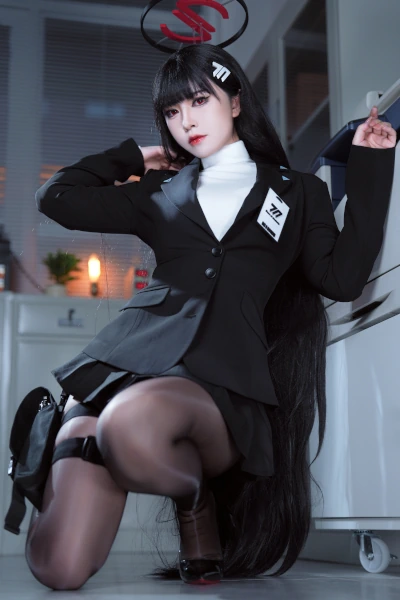 Read more about the article Cosplay 半半子Banbanko – 碧蓝档案 调月莉音